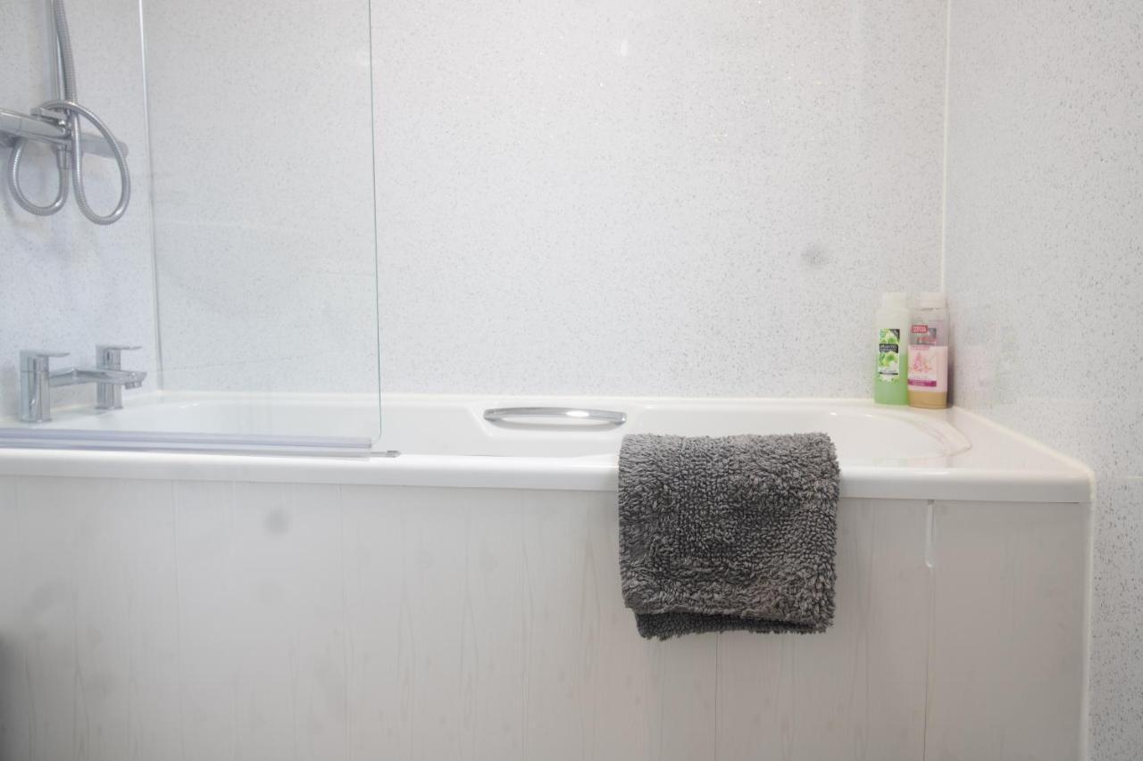 Ferienwohnung Adrian House, Near Hospital, Easy Parking + Garden Carlisle  Exterior foto