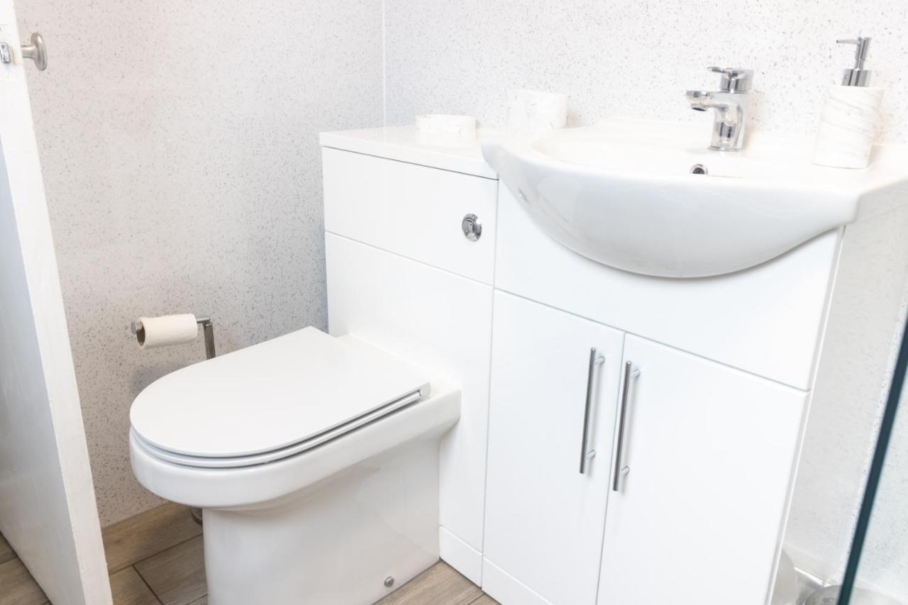 Ferienwohnung Adrian House, Near Hospital, Easy Parking + Garden Carlisle  Exterior foto